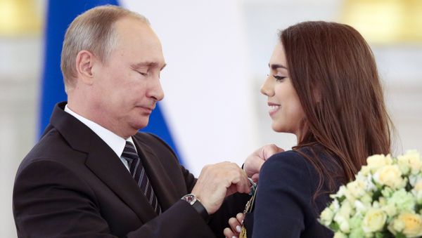 Russian President Vladimir Putin, left, gives an award to Margarita Mamun, who won the gold medal for rhythmic gymnastics individual, during an awarding ceremony for Russia's Olympians in Moscow's Kremlin in Moscow, Russia - Sputnik International