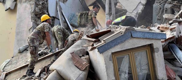 Rescuers work at a collapsed building following an earthquake in Amatrice, central Italy, August 24, 2016 - Sputnik International
