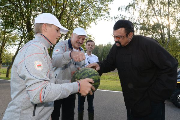 Belarus President Alexander Lukashenko (C) and his son Nikolai (L) hand over a watermelon to US actor Steven Seagal (R) who has been recenlty granted Serbian citizenship, during their meeting at their residence of Drozdy, outside Minsk - Sputnik International