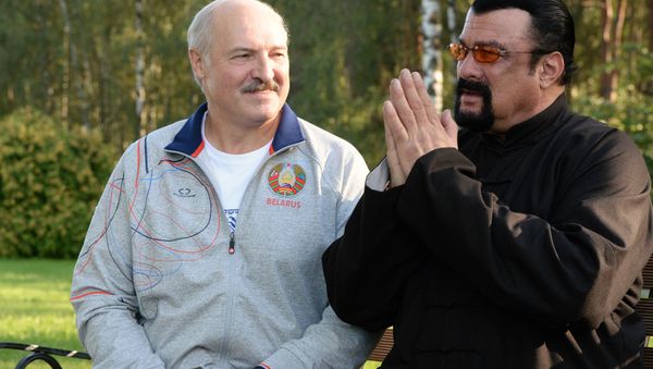 US actor Steven Seagal (R) who has been recenlty granted Serbian citizenship, gestures as he speaks with Belarus President Alexander Lukashenko (L) during their meeting at the residence of Drozdy, outside Minsk - Sputnik International