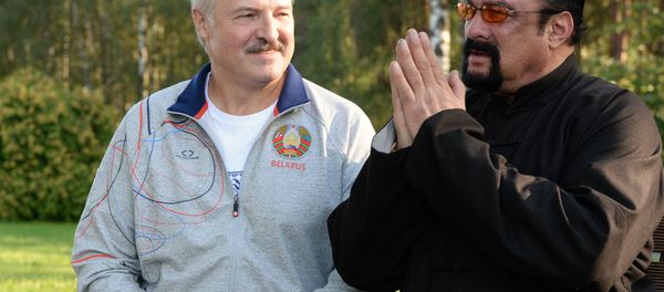 US actor Steven Seagal (R) who has been recenlty granted Serbian citizenship, gestures as he speaks with Belarus President Alexander Lukashenko (L) during their meeting at the residence of Drozdy, outside Minsk - Sputnik International