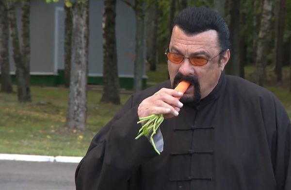 Hollywood actor and producer Steven Seagal holds a carrot in the Belarus' presidential residence of Drozdy, outside Minsk, Belarus - Sputnik International