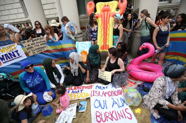 Protesters demonstrate against France's ban of the burkini, outside the French Embassy in London, Britain August 25, 2016. - Sputnik International