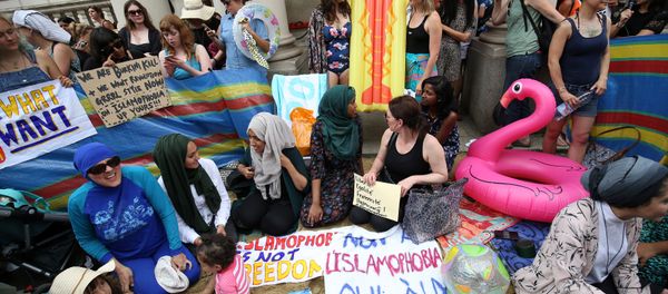 Protesters demonstrate against France's ban of the burkini, outside the French Embassy in London, Britain August 25, 2016. - Sputnik International