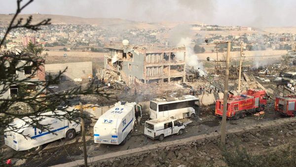 Turkish police and firefighters are parked near a damaged police headquarters in Cizre, southeastern Turkey - Sputnik International
