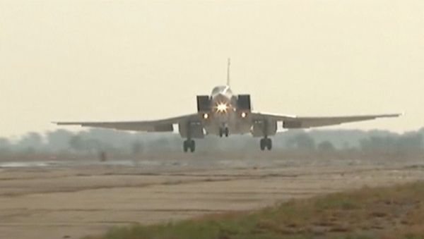 Russian Tupolev Tu-22M3 long-range bomber landing at an air base near the Iranian city of Hamadan - Sputnik International