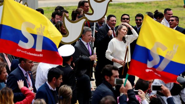 Colombia's President Juan Manuel Santos (L) and Colombian First Lady Maria Clemencia de Santos arrives at congress to present the FARC peace accord to the Colombian Congress in Bogota, Colombia, August 25, 2016. - Sputnik International