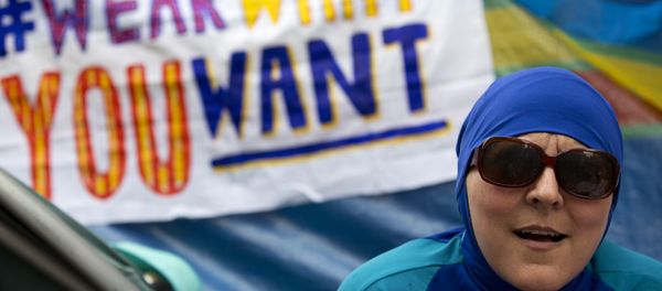 A woman wearing a Burkini joins a protest outside the French Embassy in London on August 25, 2016, during a Wear what you want beach party to demonstrate against the ban on Burkinis on French beaches and to show solidarity with Muslim women. - Sputnik International