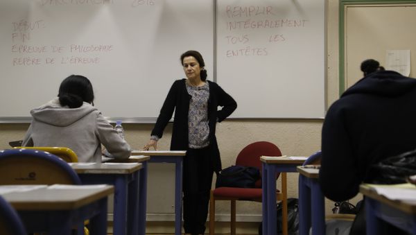 A teacher monitors (C) as High school students at the Charlemagne High School (Lycee Charlemagne) in Paris - Sputnik International