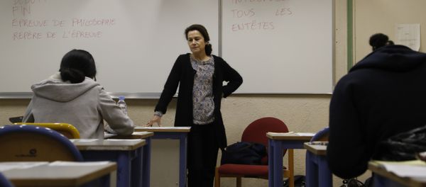 A teacher monitors (C) as High school students at the Charlemagne High School (Lycee Charlemagne) in Paris - Sputnik International