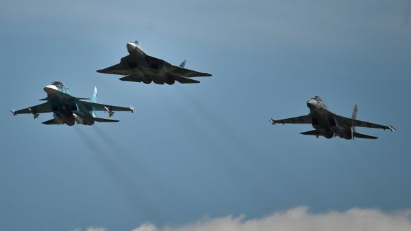 From left: A Sukhoi-34, a T-50 and a Sukhoi-35S perform a demo flight at the MAKS 2015 International Aviation and Space Salon in Zhukovsky outside Moscow - Sputnik International