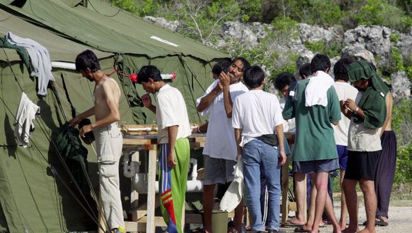 Men shave, brush their teeth and prepare for the day at a refugee camp on the Island of Nauru - Sputnik International