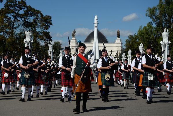The participants in the 2016 International Military Music Festival “Spasskaya Tower” parade on the VDNKh central alley, Moscow - Sputnik International