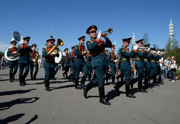 The participants in the 2016 International Military Music Festival “Spasskaya Tower” parade on the VDNKh central alley, Moscow - Sputnik International
