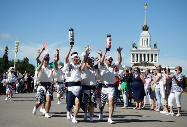 The participants in the 2016 International Military Music Festival “Spasskaya Tower” parade on the VDNKh central alley, Moscow - Sputnik International