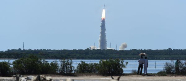 Bystanders watch as Indian Space Research Organisation's (ISRO) satellite CARTOSAT-2, along with 20 other satellites from the US, Canada, Germany and Indonesia on board the Polar Satellite Launch Vehicle (PSLV-C34), is launched from Sriharikota in the southern state of Andhra Pradesh on June 22, 2016 Bystanders watch as Indian Space Research Organisation's (ISRO) satellite CARTOSAT-2, along with 20 other satellites from the US, Canada, Germany and Indonesia on board the Polar Satellite Launch Vehicle (PSLV-C34), is launched from Sriharikota in the southern state of Andhra Pradesh on June 22, 2016 - Sputnik International
