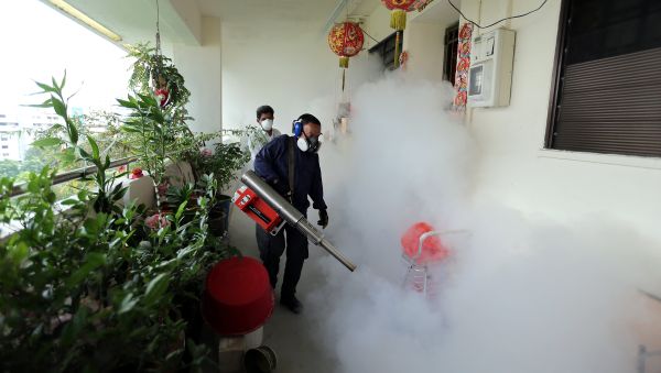 This photograph taken on August 28, 2016 and made available by the Straits Times shows workers fogging in the housing estate at Aljunied Crescent in Singapore This photograph taken on August 28, 2016 and made available by the Straits Times shows workers fogging in the housing estate at Aljunied Crescent in Singapore - Sputnik International