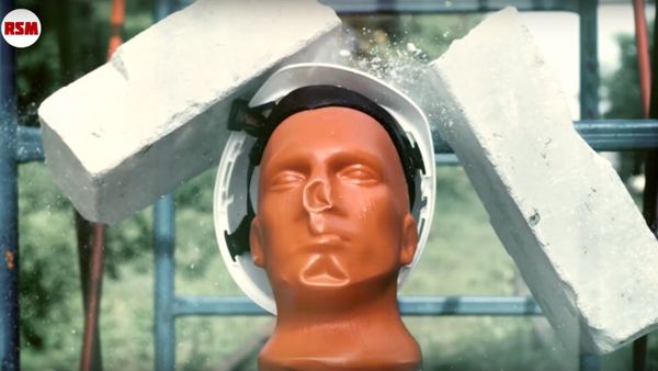 Helmet against construction plate - Sputnik International