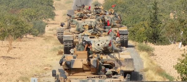 Turkish army tanks make their way towards the Syrian border town of Jarablus, Syria August 24, 2016 - Sputnik International
