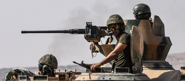 Turkish soldiers sit on a tank driving to Syria from the Turkish Syrian border city of Karkamis in the southern region of Gaziantep, on August 27, 2016 - Sputnik International