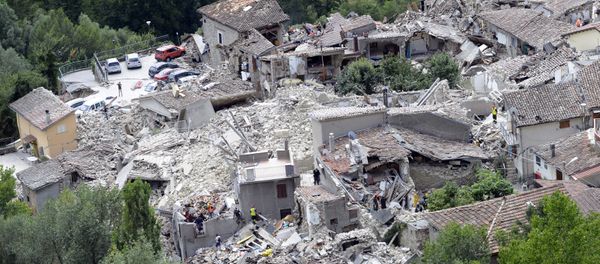 Rescuers search through debris of collapsed houses in Pescara del Tronto, Italy, Wednesday, Aug. 24, 2016 - Sputnik International