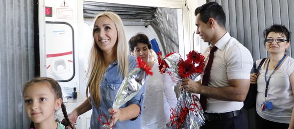 Turkish airport employees welcome Russian tourists after arriving on a charter flight on July 9, 2016 at Antalya airport in Antalya Turkish airport employees welcome Russian tourists after arriving on a charter flight on July 9, 2016 at Antalya airport in Antalya - Sputnik International