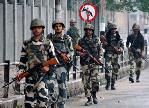 Indian Border Security Force (BSF) soldiers patrol a street in Srinagar as the city remains under curfew following weeks of violence in Kashmir August 27, 2016 - Sputnik International