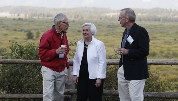 Federal Reserve Chair Janet Yellen, center, Stanley Fischer, left, vice chairman of the Board of Governors of the Federal Reserve System, and Bill Dudley, the president of the Federal Reserve Bank of New York, stroll together - Sputnik International