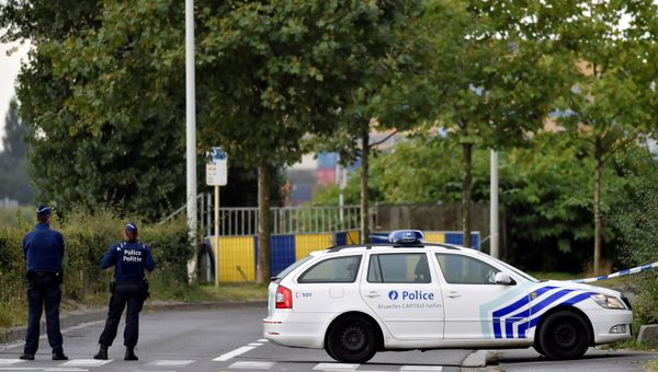 Belgian police officers secure a road near the Belgium's National Institute of Criminology after arsonists set fire to it in Brussels, Belgium August 29, 2016 Belgian police officers secure a road near the Belgium's National Institute of Criminology after arsonists set fire to it in Brussels, Belgium August 29, 2016 - Sputnik International