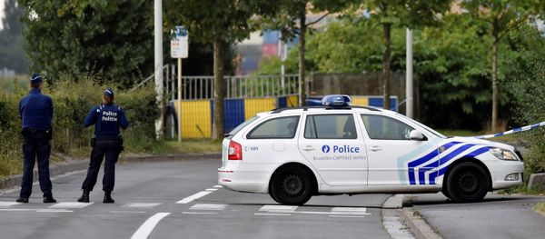 Belgian police officers secure a road near the Belgium's National Institute of Criminology after arsonists set fire to it in Brussels, Belgium August 29, 2016 - Sputnik International