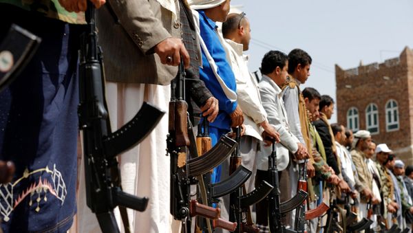 Armed men loyal to the Houthi movement hold their weapons as they gather to protest against a Saudi-led coalition air strike that hit a hospital operated by Medecins Sans Frontieres in northern Yemen, in the capital Sanaa August 16, 2016 Armed men loyal to the Houthi movement hold their weapons as they gather to protest against a Saudi-led coalition air strike that hit a hospital operated by Medecins Sans Frontieres in northern Yemen, in the capital Sanaa August 16, 2016 - Sputnik International