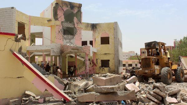 Yemenis, including soldiers, inspect the site of a suicide car bombing claimed by the Islamic State group on August 29, 2016 at an army recruitment centre in the southern Yemeni city of Aden - Sputnik International