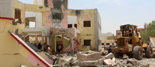 Yemenis, including soldiers, inspect the site of a suicide car bombing claimed by the Islamic State group on August 29, 2016 at an army recruitment centre in the southern Yemeni city of Aden - Sputnik International