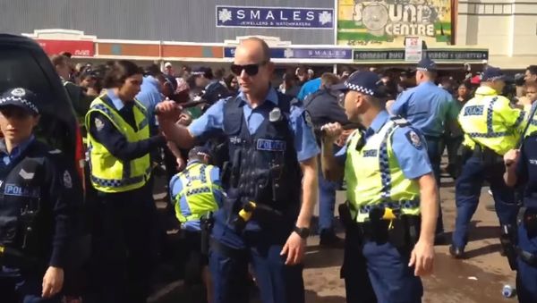 Police forced to draw weapons battling to keep the Kalgoorlie crowd controlled - Sputnik International