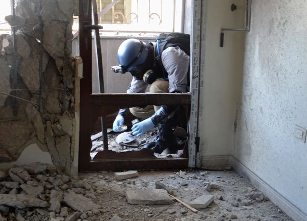 A United Nations (UN) arms expert collects samples, as he inspect the site where rockets had fallen in Damascus' eastern Ghouta suburb during an investigation into a suspected chemical weapons strike near the capital (File) - Sputnik International
