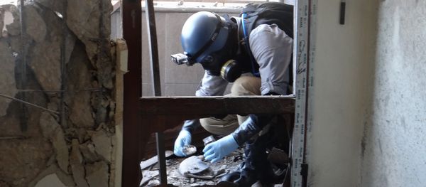 A United Nations (UN) arms expert collects samples, as he inspect the site where rockets had fallen in Damascus' eastern Ghouta suburb during an investigation into a suspected chemical weapons strike near the capital (File) - Sputnik International