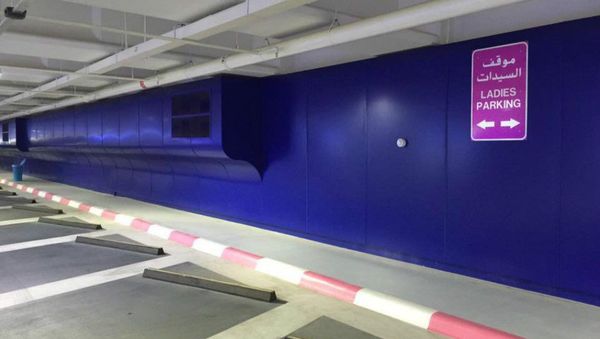 The Department of Municipal Affairs and Transport (DMAT) announced the dedication of 182 parking bays for ladies in multi-storey buildings - Sputnik International