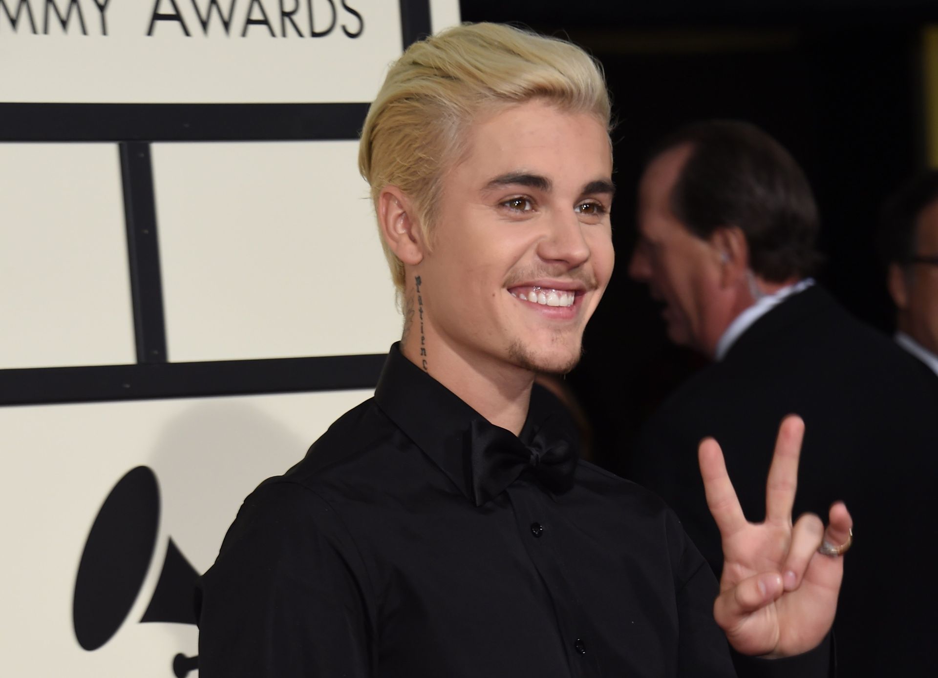Singer-songwriter Justin Bieber (R) arrives on the red carpet for the 58th Annual Grammy music Awards in Los Angeles February 15, 2016. Singer-songwriter Justin Bieber (R) arrives on the red carpet for the 58th Annual Grammy music Awards in Los Angeles February 15, 2016. - Sputnik International, 1920, 15.03.2022