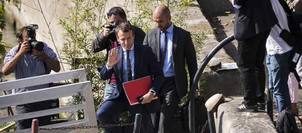 French economy minister, Emmanuel Macron (C) gestures as he prepares to return by boat to the Economy Ministry after tendering his resignation in Paris on August 30, 2016. French economy minister, Emmanuel Macron (C) gestures as he prepares to return by boat to the Economy Ministry after tendering his resignation in Paris on August 30, 2016. - Sputnik International