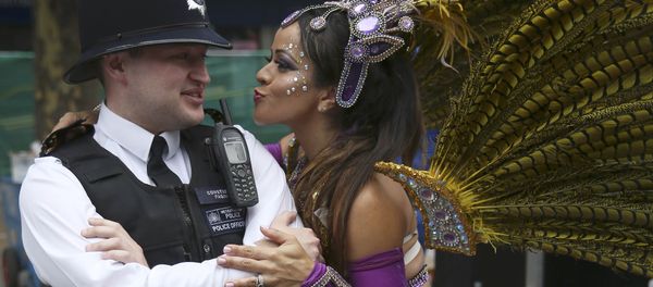 A performer dances with police during the Notting Hill Carnival in London, Britain August 29, 2016. A performer dances with police during the Notting Hill Carnival in London, Britain August 29, 2016. - Sputnik International
