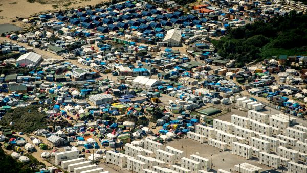 This picture taken on August 16, 2016, in Calais, shows an aerial view of the jungle camp where over 9000 migrants live according to different NGOs This picture taken on August 16, 2016, in Calais, shows an aerial view of the jungle camp where over 9000 migrants live according to different NGOs - Sputnik International