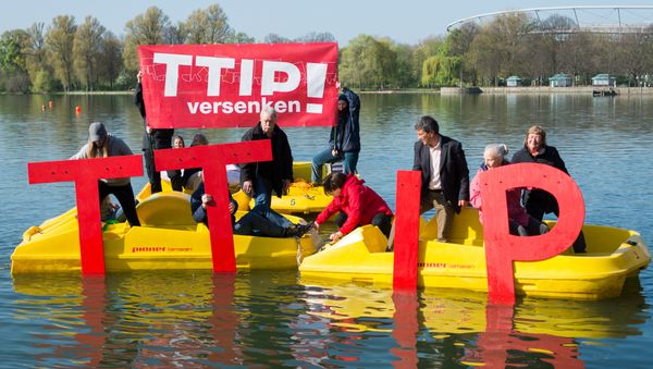 Anti- Trans-Atlantic Trade and Investment Partnership (TTIP)activists sink the lettering TTIP in the Maschsee in Hanover on April 21, 2016 ahead a meeting of leaders of Britain, France, Germany and Italy on April 25, 2016 - Sputnik International