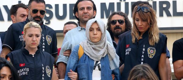 Police escort journalists to court, in Istanbul, Friday, July 29, 2016 - Sputnik International