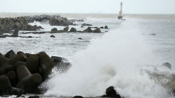 Waves beat against the seashore in Ishinomaki, Miyagi prefecture, on August 30, 2016 as Typhoon Lionrock makes its course towards northeastern Japan. - Sputnik International