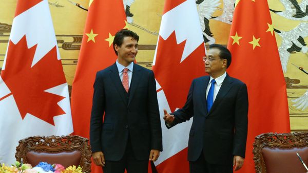 Chinese Premier Li Keqiang (R) and Canadian Premier Justin Trudeau (L) talk as they attend the ceremony of sign agreement documents after a meeting at the Great Hall of the People in Beijing, China, 31 August 2016 Chinese Premier Li Keqiang (R) and Canadian Premier Justin Trudeau (L) talk as they attend the ceremony of sign agreement documents after a meeting at the Great Hall of the People in Beijing, China, 31 August 2016 - Sputnik International