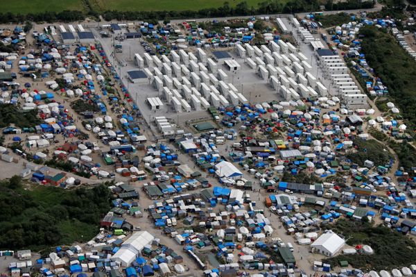 Aerial view of a makeshift camp as containers (rear) are put into place to house migrants living in what is known as the Jungle, a sprawling camp in Calais, France, August 14, 2016. Aerial view of a makeshift camp as containers (rear) are put into place to house migrants living in what is known as the Jungle, a sprawling camp in Calais, France, August 14, 2016. - Sputnik International