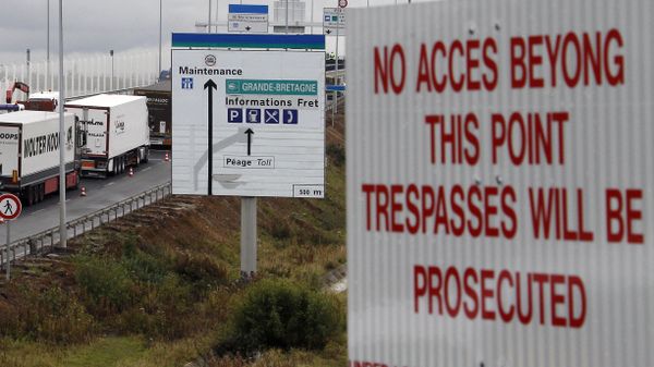 Trucks are stuck in a traffic jam on a highway leading to the Channel tunnel, northern France, Calais, Monday, Oct. 19, 2015. - Sputnik International