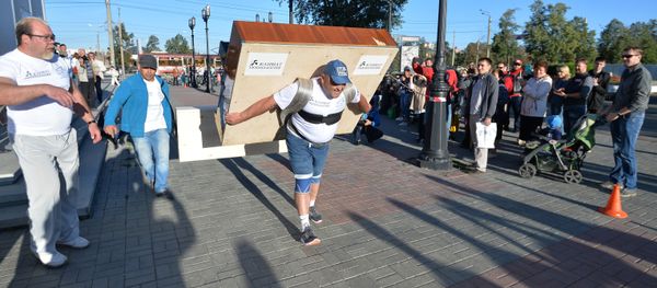 Strongman Elbrus Nigmatullin carries a 280-kilogram piano for 100 meters to mark the 280th anniversary of Chelyabinsk - Sputnik International