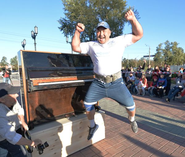 Strongman Elbrus Nigmatullin pictured after carrying a 280-kilogram piano for 100 meters to mark the 280th anniversary of Chelyabinsk - Sputnik International