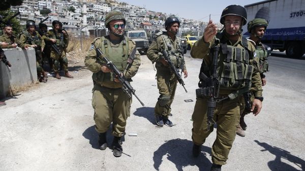 Israeli soldiers are seen at the site of a stabbing attack by a Palestinian man next to the entrance of the al-Arub refugee camp near the city of Hebron in the Israeli-occupied West Bank on July 18, 2016 - Sputnik International